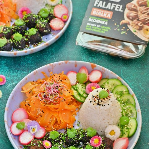 Przygotowanie bowla z falafelem, teriyaki ryżem Przepis na bowla z falafelem