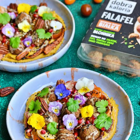 Falafele na hummusie curry z glazurowaną marchewką