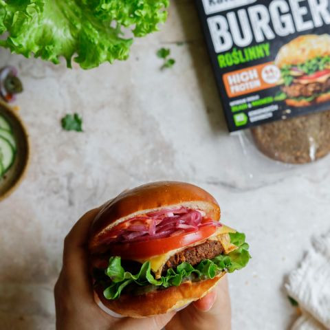 Burger roślinny Dobra Kaloria Przepis na burgera z roślinnym kotletem Dobra Kaloria
