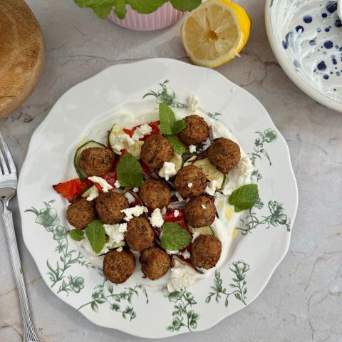 Przepis na Bowl - falafele Dobra Kaloria  z pieczonymi warzywami na jogurcie 