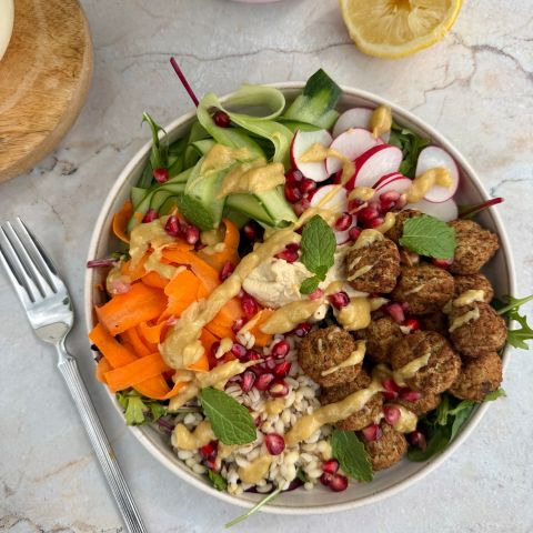 Przepis na Bowl z falafelami i pasta tahini