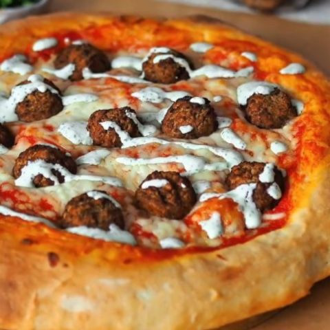 Pizza z falafelami i sosem miętowym Przepis na pizzę z falafelami i sosem miętowym