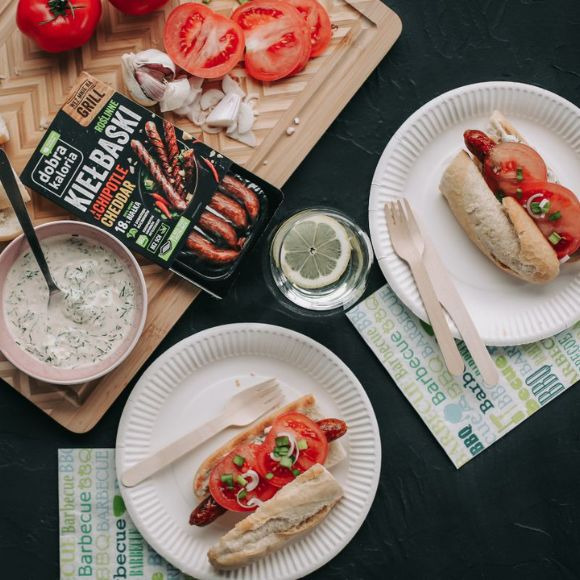 Przepis na grillowane roślinne kiełbaski w bagietce z sosem czosnkowo-koperkowym Grillowane kiełbaski w bagietce - roślinna wersja