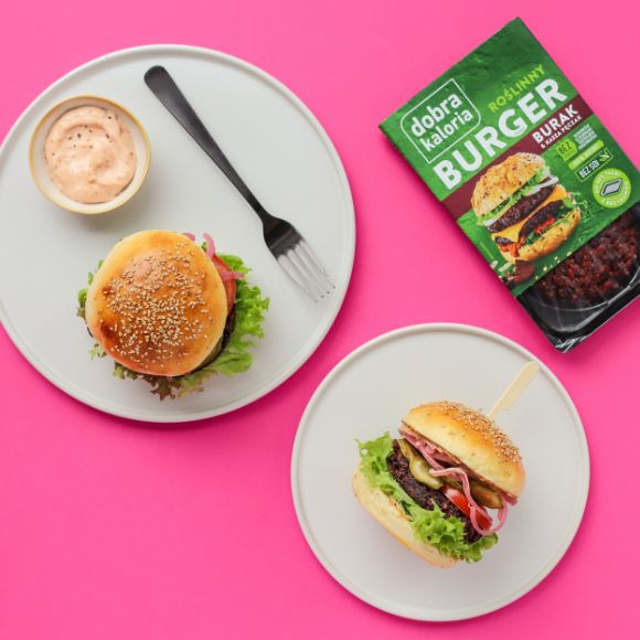 Najlepszy roślinny burger z domową bułką i marynowaną czerwoną cebulą Roślinny burger w domowej bułce z marynowaną czerwoną cebulą