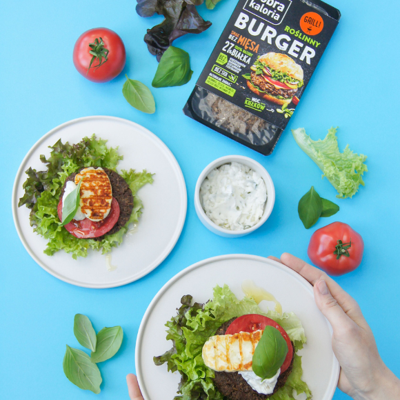 Wegetariański burger z halloumi - pyszny i prosty przepis Roślinny burger z halloumi - idealny pomysł na lekki obiad