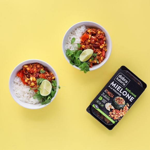 Chili sin carne z warzywami i roślinnym mielonym Chili bez mięsa z roślinnym mielonym - idealne na obiad lub kolację