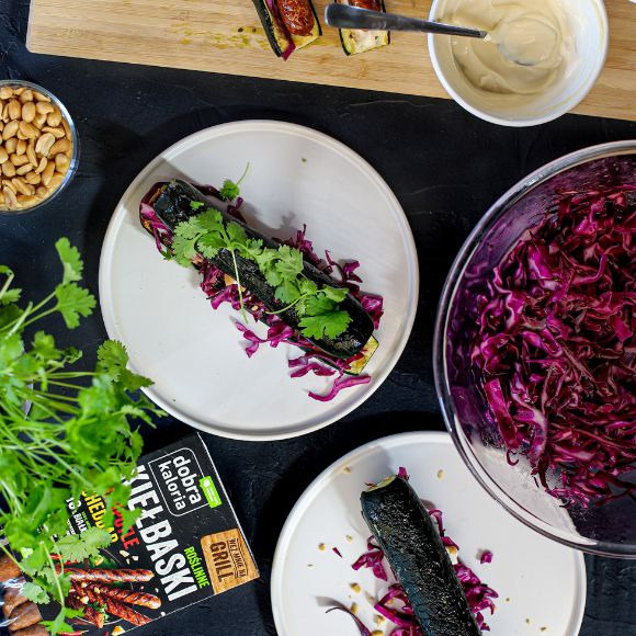 Roślinne kiełbaski w grillowanej cukinii