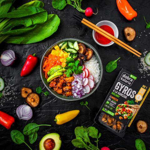 Poke bowl z roślinnym gyrosem przepis krok po kroku