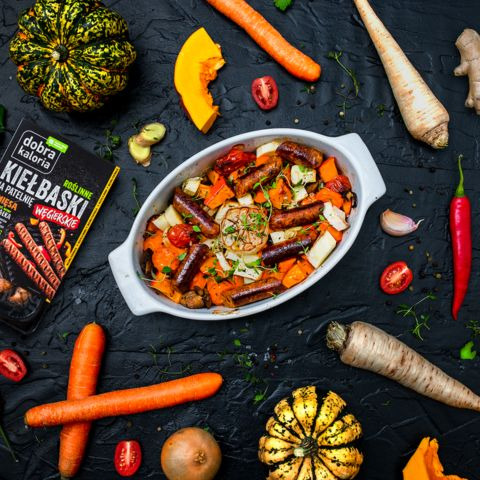 Pieczone warzywa korzenne z kiełbaskami węgierskimi